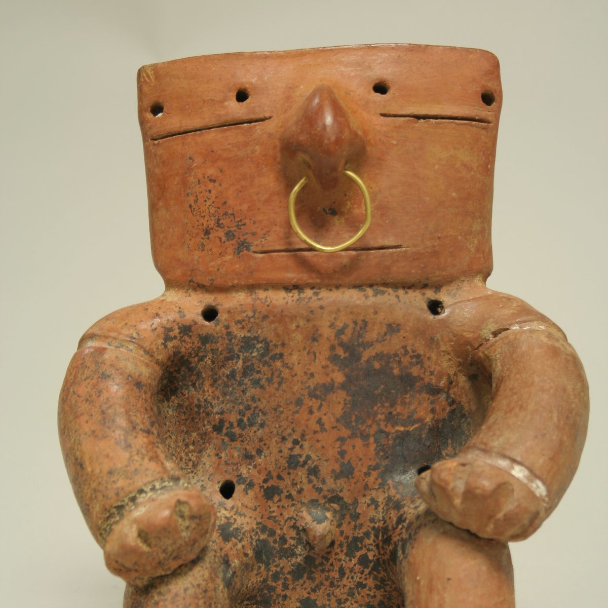samanthaflutist's tweet image. hmmm 😑 #SeatedFigure #LateQuimbaya #metmuseum
