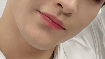 Ieemarkees's tweet photo. haechan likes mark’s stubble help??&amp;;!)£// https://t.co/FST0XD5YpY