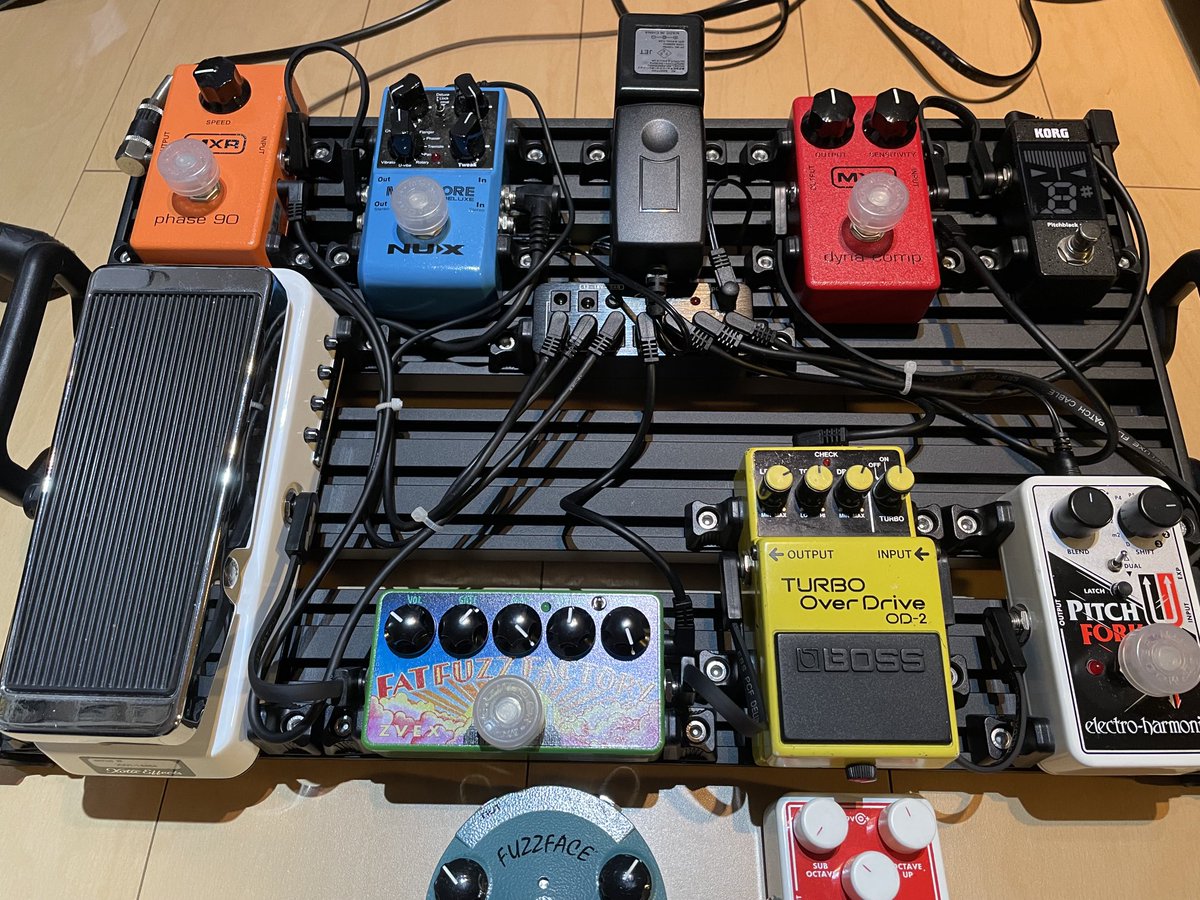 thierry14o2's tweet photo. いろいろありましたが…ファズファクがこの手に!発信系の暴れ馬感尋常じゃないす。ピーピー言ってます。今日はこんな設定でメモ。左手でミュートすれば鳴らなくなる感じ。またはCompを右に振り切ります。ベースでも試しましたがFatなんで地鳴りのよう!
#FatFuzzFactory #エフェクター https://t.co/N4564FsON7