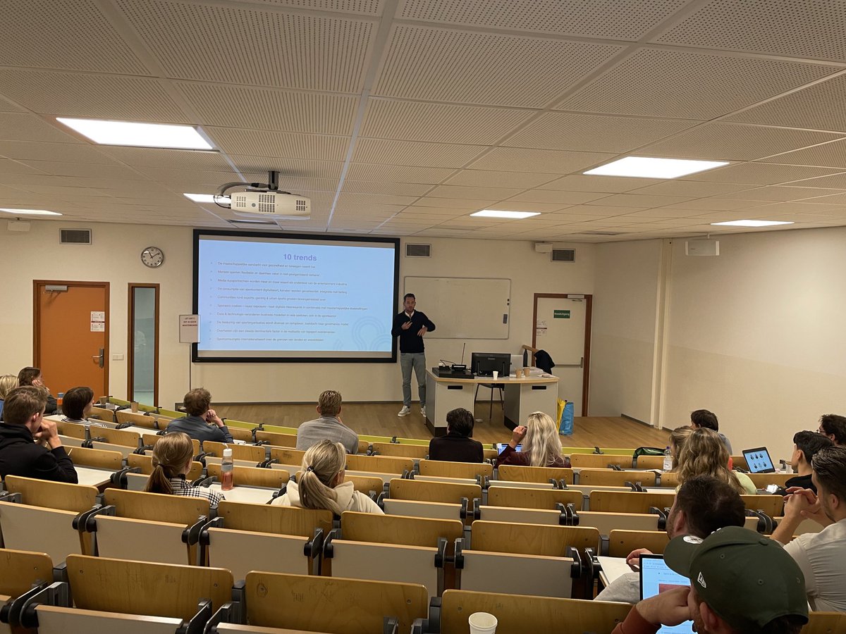 ⁦<a href="/siondejong/">sion de jong</a>⁩ en ⁦<a href="/TechonomyNL/">Techonomy</a>⁩ bedankt voor het leuke, boeiende gastcollege wat je voor vierde jaars studenten ⁦<a href="/JCA_Amsterdam/">JCA_Amsterdam</a>⁩ en de ⁦<a href="/HvanA_nl/">HvanA</a>⁩ hebt gegeven. #inspirerend (thx. ⁦<a href="/Petersprenger/">Peter Sprenger</a>⁩ )