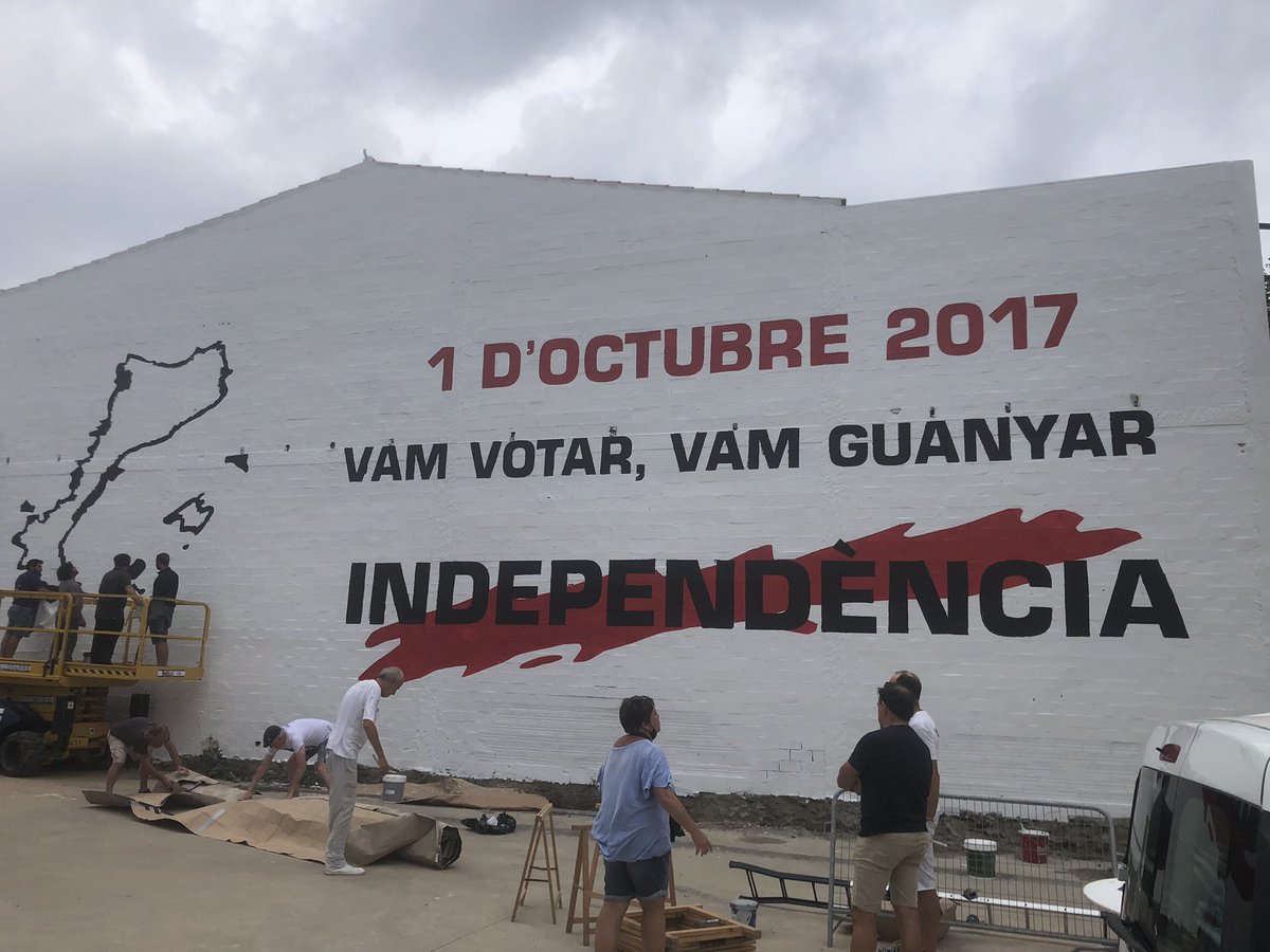Què vos sembla aqueix nou mural ? Ara mateix, al centre de Cadaqués.