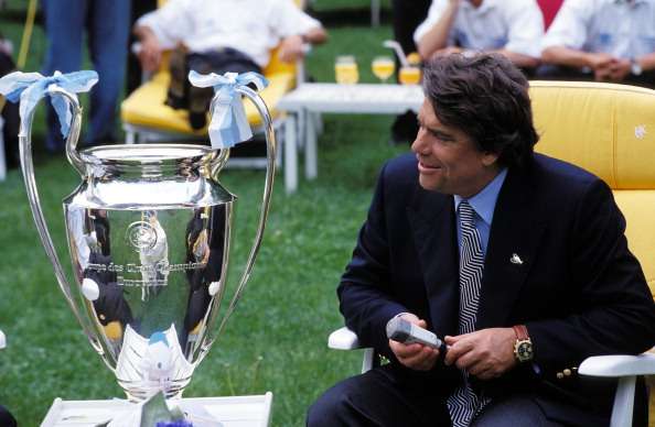 patou_ma's tweet photo. A jamais LE BOSS ! Une époque s'éteint, la lumière de cette coupe et ce grand Monsieur resteront pour faire briller ce Club à jamais ! 🙏 🏆 https://t.co/CpdMeTCWxT