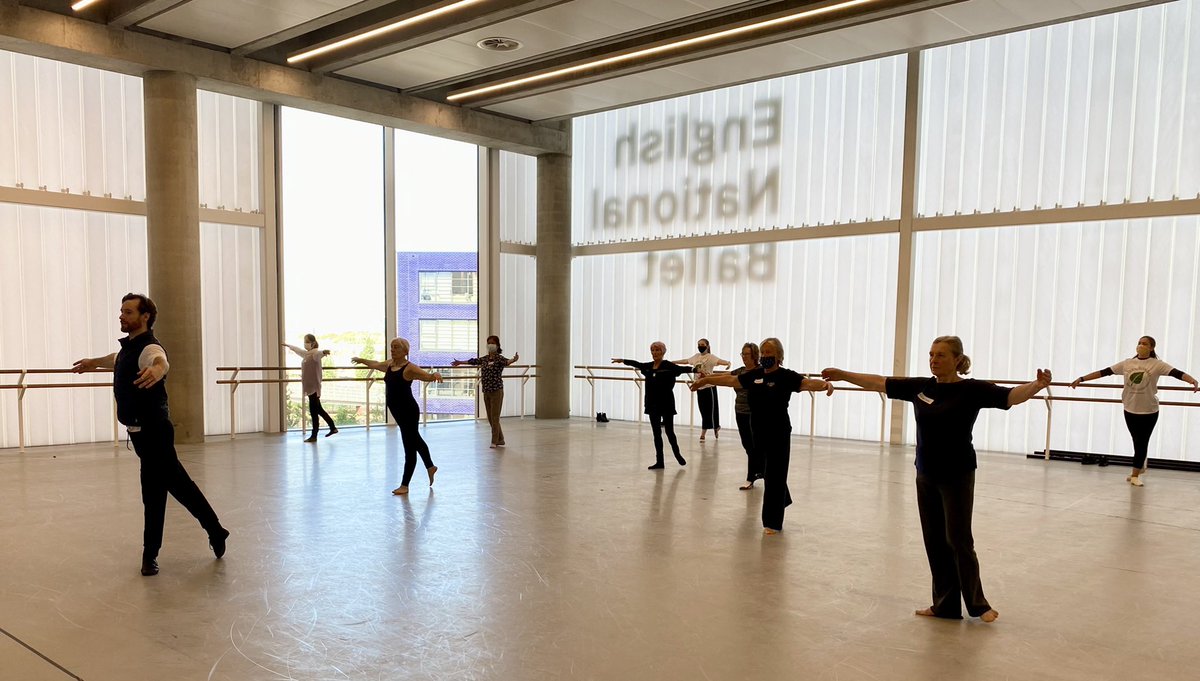 _SophieKnowles_'s tweet photo. @ENBallet delivering a ballet workshop led by James Streeter, ENB company dancer, for @SilverSundayUK, the national day for older people #SilverSunday https://t.co/5hw5fHOTK0