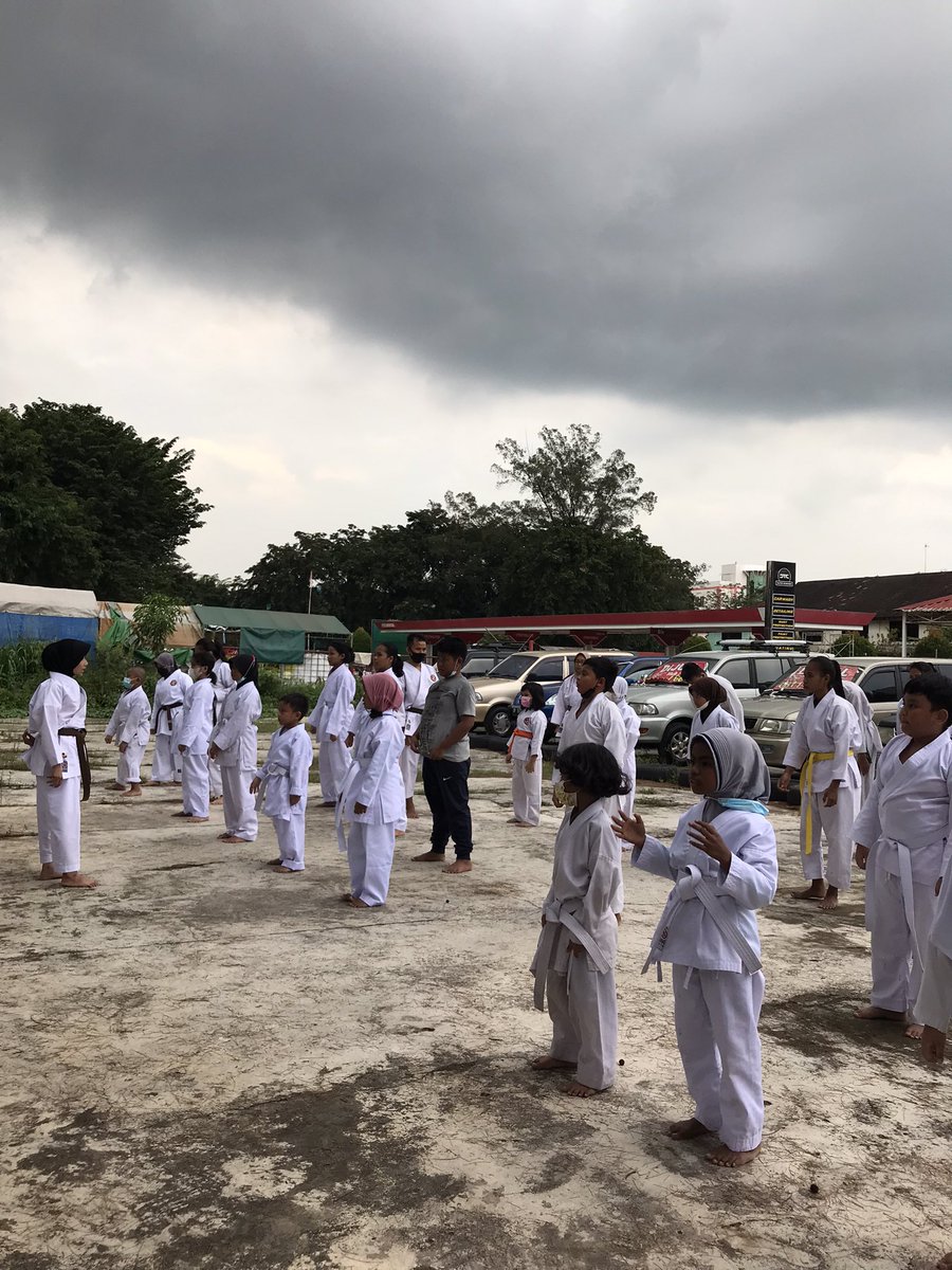 DMokuso's tweet photo. Minggu, 03 Oktober 2021
Dojo KFC
Pukul 16.00 - 18.00

Latihan dasar teknik mae geri dan mawashi geri.

#dojo #Karate1Moscow #BKC #bkc #bkcbatam https://t.co/FYCVdbzXRS