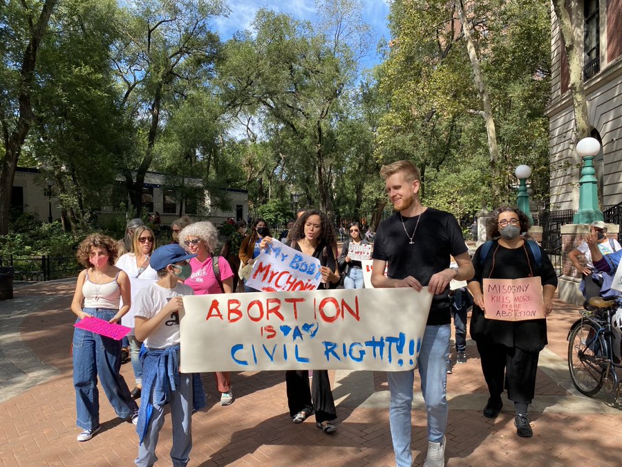 olympiakazi's tweet photo. This is an appreciation tweet for LES #sheroe Joyce Ravitz who got @CODA_LES @villagedems @GSIDnyc @GrandStreetDems to march together to Foley Square chanting:

Abortion is a Human Right
FIGHT! FIGHT! FIGHT!

#WomensMarch2021
#NYCAbortionJusticeRally
#BansOffOurBodies https://t.co/VVTC3pHxMs