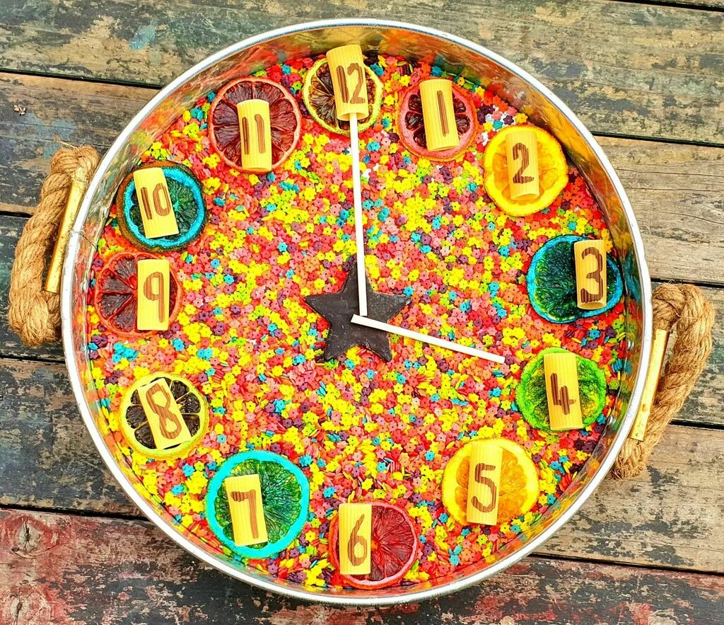 Tell me the time ⏰
.
Sensory tell the time. Such an easy setup with sensory flower pasta as the base, rainbow dehydrated citrus fruit slices for each hour and a couple of wooden dowels for the hands ✋ 
.
Learning opportunities
⭐ number recognition 
⭐… instagr.am/p/CUkOUcXs1HY/