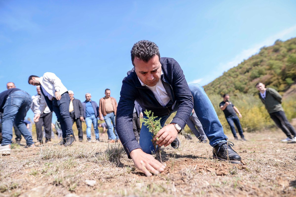 VladaMK's tweet photo. Премиерот @Zoran_Zaev и министерот @Arjanit_H денеска присуствуваа на акцијата за засадувањето садници во атарот на село Теново, која има за цел да ги санира штетите од пожарите ова лето, како и да ги зазелени голините на планините.

🔗 https://t.co/lJR6SIgQOJ https://t.co/OburCCcvdg