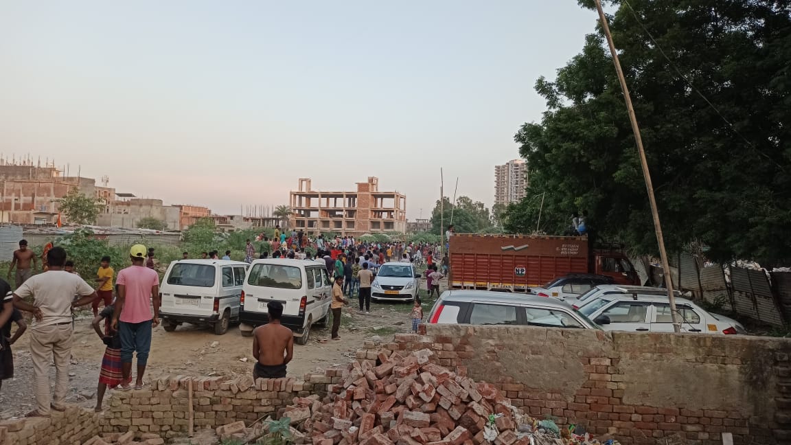 ronakyadavsp's tweet photo. गांव सर्फाबाद में मुंदर प��लवान की रोड़ी बदरपुर की दुकान के पीछे वाले रास्ते पर शंकर यादव के प्लाट के पीछे बंगालियों में हर रोज भयंकर झगड़ा होता है बाहर से आते हैं रोहिंग्या बंगाली और खेलते हैं जुआ जमकर चले पत्थर,लाठी-डंडे,बंगालियों को हटाया जाए @CP_Noida @myogiadityanath @dgpup https://t.co/rPuRvjnjL9