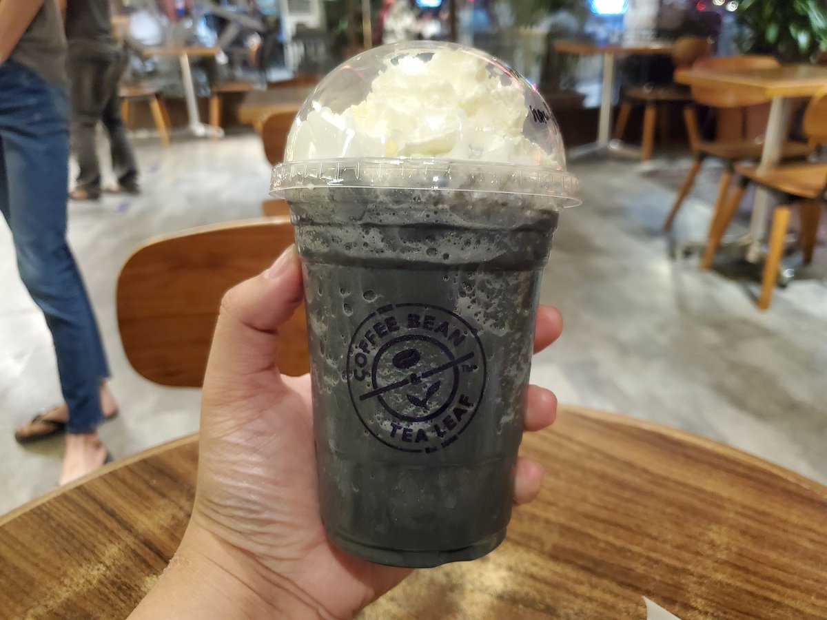 NaufalAntezem's tweet photo. APA BENDALAH COFFEE BEAN &amp; TEA LEAF BUAT NI ???

HHazelnut Charcoal Latte memang 10 out of 10 ! Umpama meneguk air kopi yang mana biji kopinya berlemak, buttery I must say tapi ada susah nak describe. Manisnya, pahitnya, lemaknya, perfection !

Padu beb ! https://t.co/6NI5I9yE7m