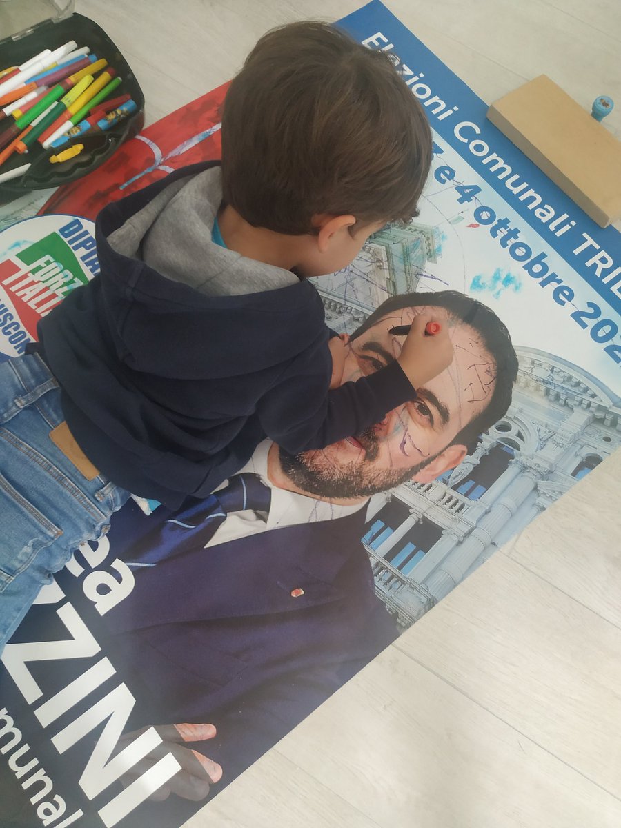 ❤️❤️❤️"papà ti ho fatto più bello"...

Denuncio pubblicamente l'imbrattamento e il danneggiamento dei manifesti elettorali (avanzati) 
È un chiaro attacco alla persona 😂😂😂

#AndreaCavazzini #ForzaItalia #IoVotoCavazzini