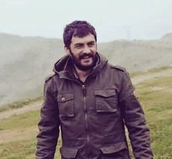 Polisler Hacı'yı vurduğunda ambulansın gelmesine izin vermeyip yaralı bedenine 28 kurşun daha sıktılar. Hacı'nın cansız bedeni ile 30 polis fotoğraf çekti. Yine PÖH Müdürü M.K'nin talimatı ile araç arkasına bağlayıp sürüklediler. 6 yıl geçti hesap veren olmadı.
#HaciLokmanBirlik