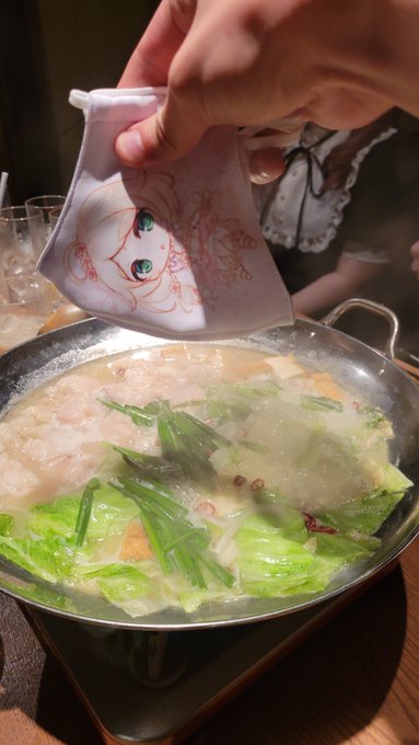 もつ鍋、こずえだし効いてて美味しかった!!(入れてるように見えますが流石に鍋の出前です!!) 