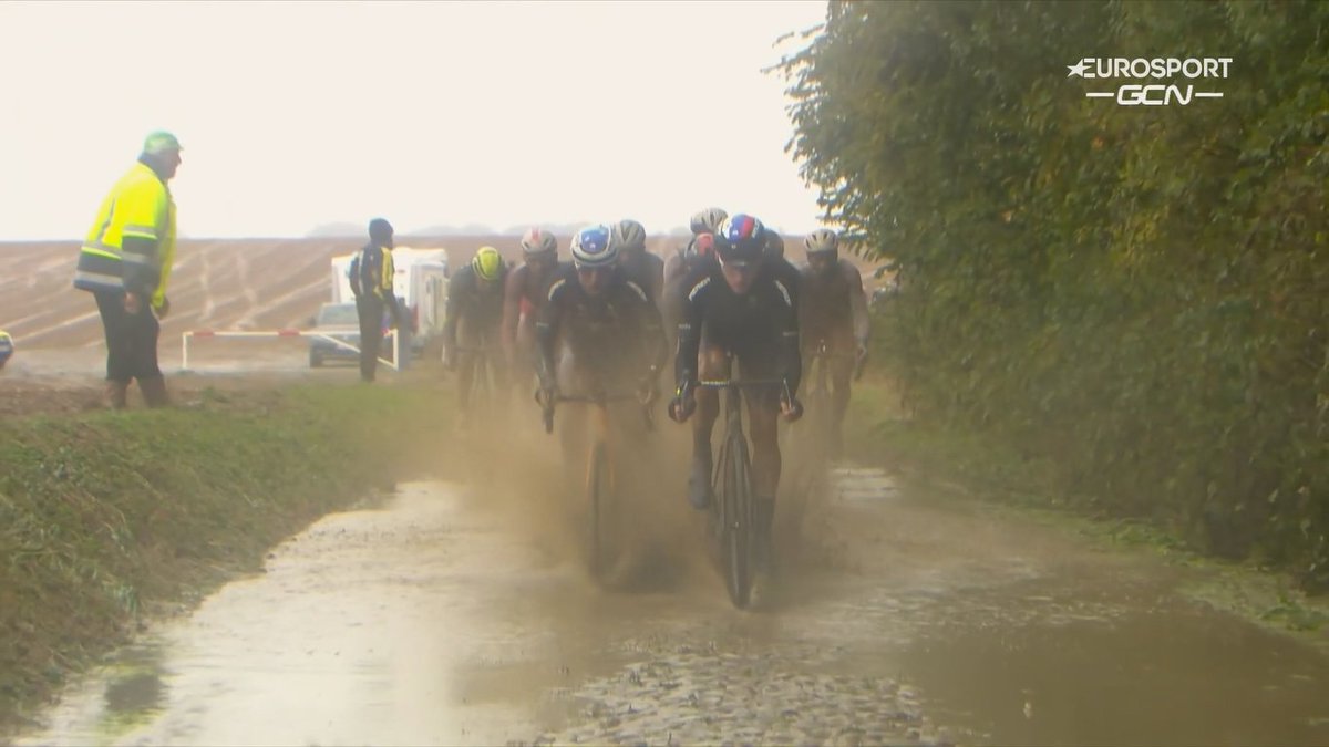 Gianni78605577's tweet photo. Per quattro sanpietrini scivolosi, la categoria più #drogata al mondo fece annullare A Roma una tappa al giro d'Italia.
Alla #ParigiRoubaix stanno rischiando l'osso del collo i colleghi di #Morisi.😏 https://t.co/gUDjsRQUBd