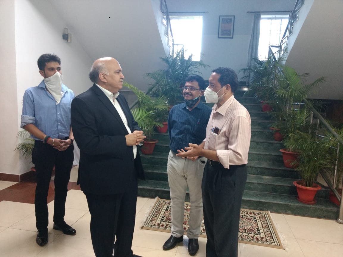 Today ECoR Engineers Association met Er. Suneet Sharma CRB &amp;CEO Railway Board and gave a memorandum regarding upgradation of Rail Engineers. #JusticeToRly_JE_SSE