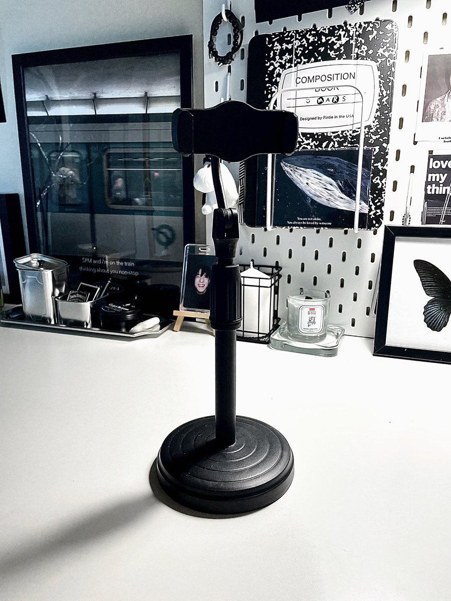 ขาตั้งโทรศัพท์อันนี้แค่ 19 บาท สภาพตอนมาก็คือท้าทายกูมาก 55555 แบบอะไรวะ แต่ต่อไม่ยาก ฐานแข็งแรงด้วย ตั้งแต่ใช้มาไม่มีล้มเลย