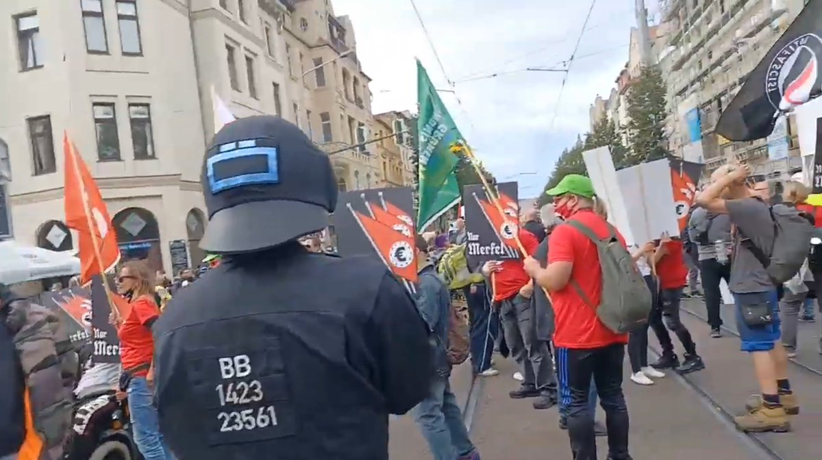 KonLex09's tweet photo. #hal0310
Wenn Sven Liebich
die "Merkel-Jugend" aufmarschieren lässt, dann handelt es sich um eine geschmacklose Diffamierung der Demokratie, gekleidet in die Farben des Nationalsozialismus. Das Hakenkreuz wird ersetzt durch die "Merkel-Raute", die Demokratie wird mit dem NS https://t.co/T5INMLEOTf