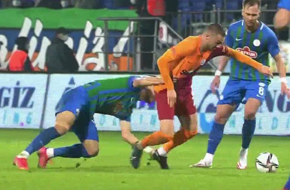 PoseidonKys's tweet photo. Golden önce faul olmasına rağmen rizeye golü veren, rize kazansın diye penaltı çalan hakem yüzünden #RizedeKaraGece , tüm bunlara rağmen 3 puanı 3 golle alan Fatih Terim ve Galatasaray Ordusunu tebrik ediyorum. Ayrıca bu 3 gol sadece rizeye değil kuşlara da girmiş. #RIZvsGS https://t.co/EhLJn2doIA