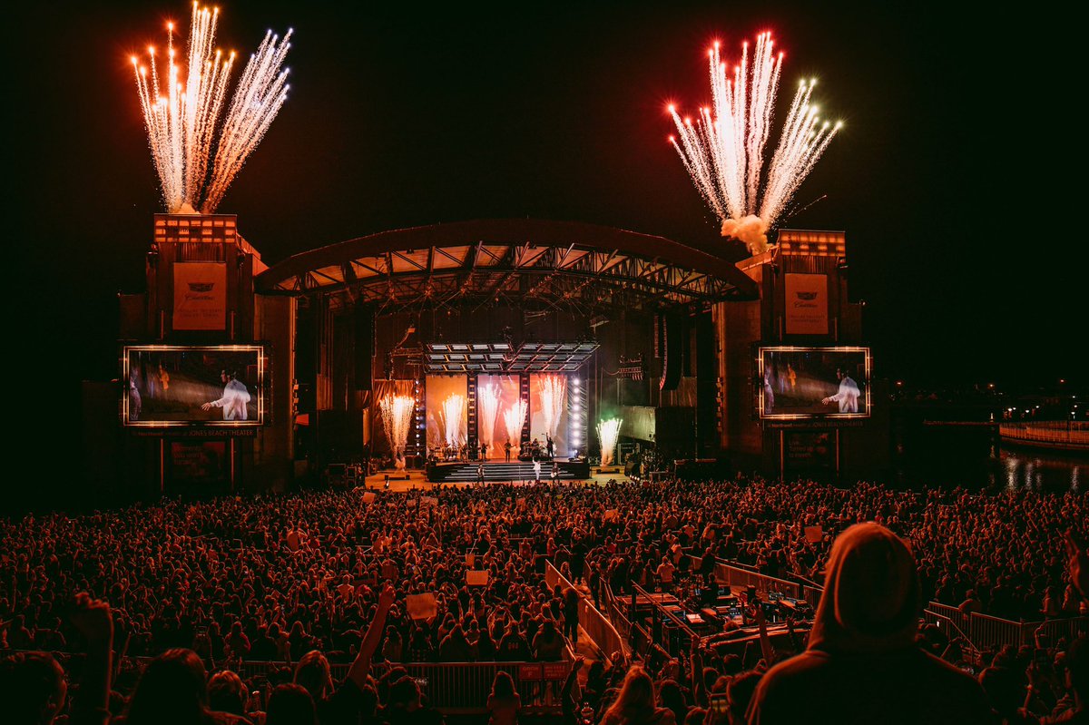 jonasbrothers's tweet photo. Obviously the caption for this set of photos should be Jonas Beach 😎 #RememberThisTour https://t.co/OKYtquzJvj