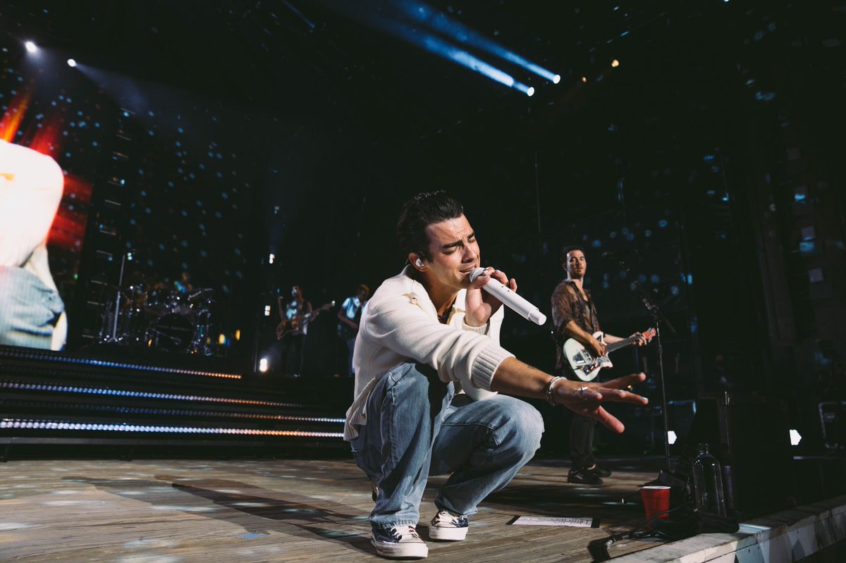 jonasbrothers's tweet photo. Jonas Beach (Part 2) #RememberThisTour https://t.co/xVRBpoh9WC