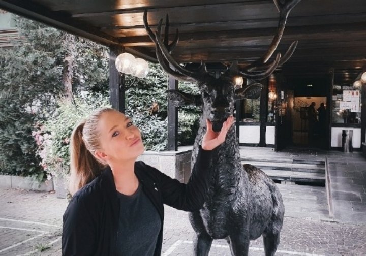 Me and my friend 🦌 after  Hans-Bunte Areal in Freiburg, Germany this morning 😗 
I definitely had a lot of fun playing after Klaudia Gawlas last night ⚡ Thank you! #techno #technodj #hotelhirschen #freiburg