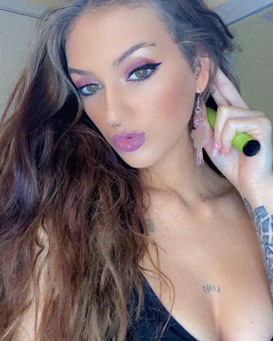 Just looking at my past self and feeling like who was that girl? https://t.co/CeIjBFN4NZ