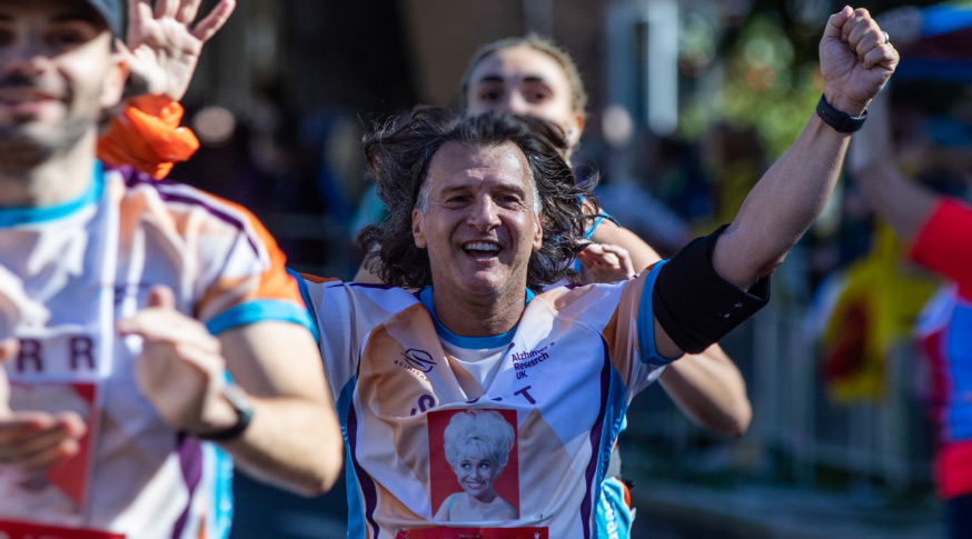 Scott Mitchell runs London Marathon wearing top featuring Dame Barbara Windsor atvtoday.co.uk/184966-charity/ #LondonMarathon #DameBarbaraWindsor #ScottMitchell #AlzheimersResearchUK