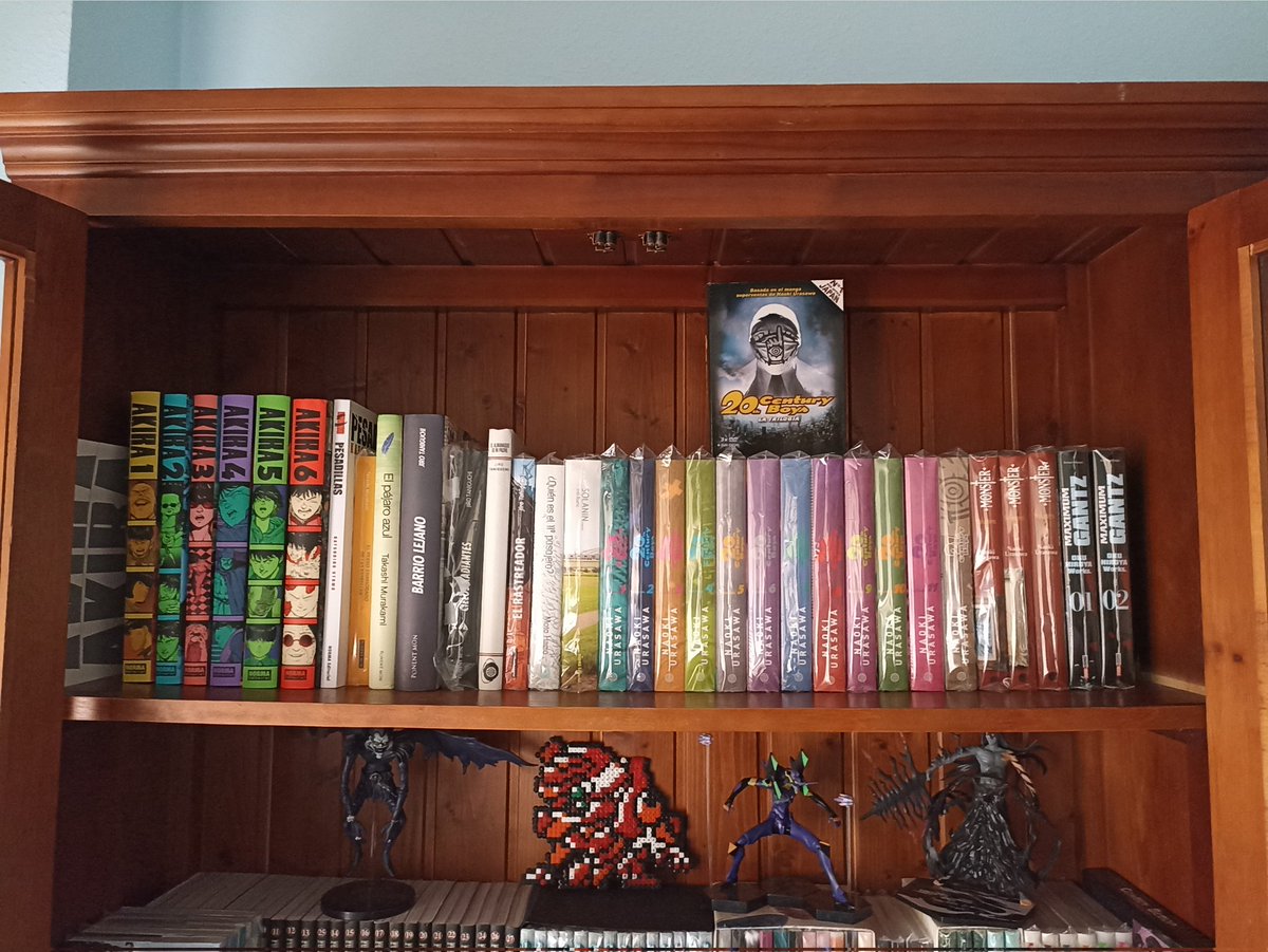 HernanAuki's tweet photo. Ha llegado el día en el que ordené mi estantería y he colocado bien mis mangas para dejarlos bien. 

#manga #EstanteriaOtaku https://t.co/giMTLj62yn