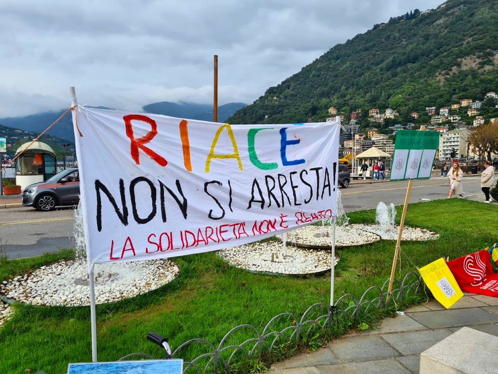 PRC_Como's tweet photo. Anche a Como, solidali e complici con #MimmoLucano ✊ https://t.co/DTnyj9RYcG