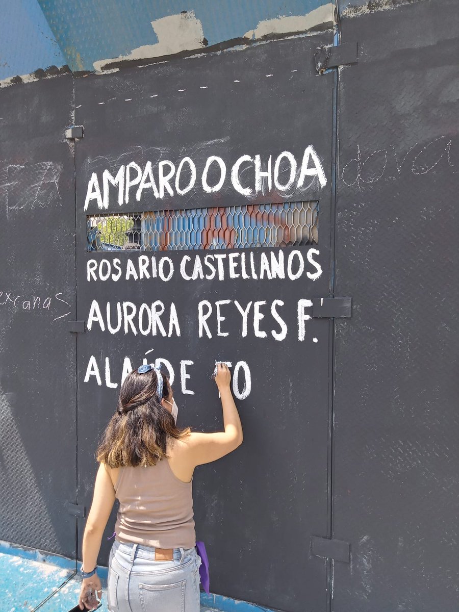 Desinformemonos's tweet photo. #AHORA Algunos nombres en la Glorieta de las Mujeres que Luchan, a donde colectivas y familiares de víctimas volvieron para nombrar a defensoras, madres buscadoras y víctimas de feminicidio y desaparición, luego de que el gobierno de la #CDMX los borrara. https://t.co/H5uQztRGmf https://t.co/htEdkkpVeV