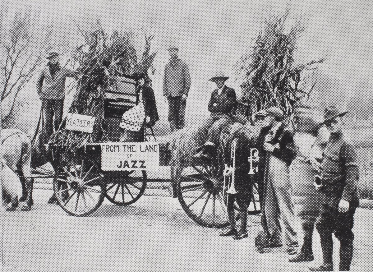 Mizzou's tweet photo. 📍 The nation's first Homecoming

Check out images from the first #MizzouHomecoming, which began in 1911 🐯 #Throwback https://t.co/0Xy73CEubX