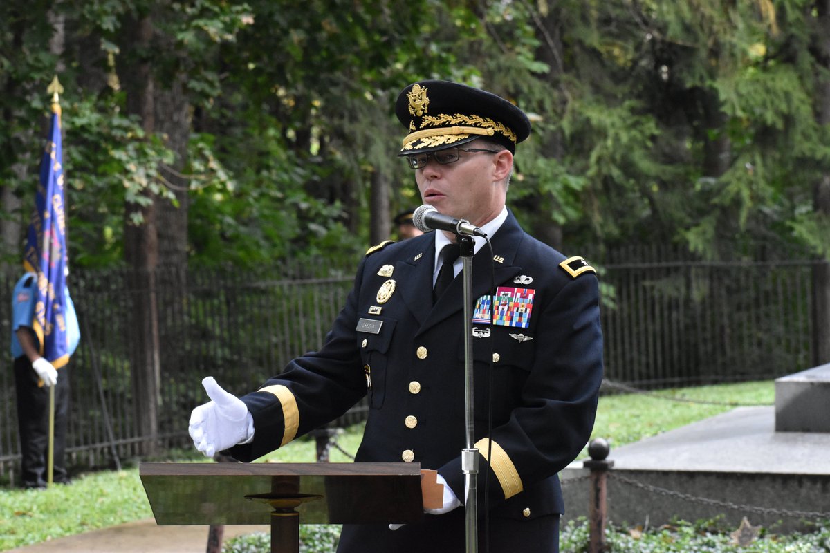 rbhayespres's tweet photo. Thanks to all who attended the annual wreath-laying at President Hayes' tomb and to the military members who put on this beautiful and meaningful ceremony. #rbhayespres #POTUSbirthday https://t.co/KSNbijImNx