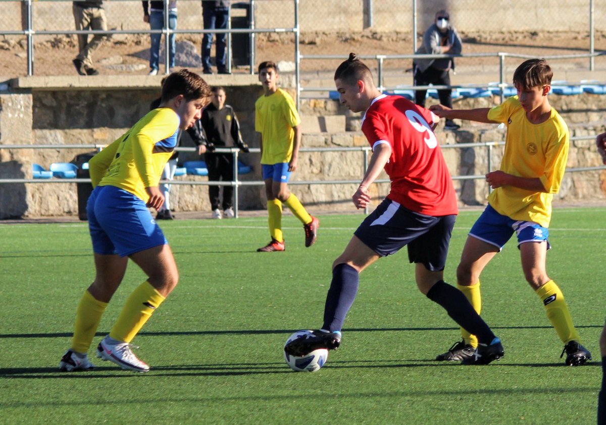 HugoAM7_9's tweet photo. Orgulloso de jugar mi primer partido con el @RealAvilaCF ❤️💙sueño cumplido +3golitos y a seguir trabajando 💪🏻 https://t.co/ykXmgeJm24