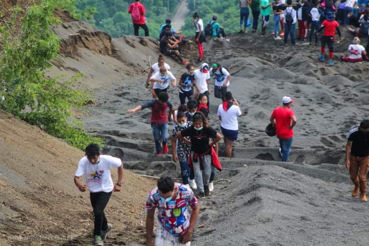 elcaitenic's tweet photo. Senderismo en el “Cerro Motastepe” con promotores ambientales del departamento de Managua, en homenaje a nuestro Héroe Nacional Benjamín Zeledón. #OctubreVictorioso #Nicaragua https://t.co/e7ey9uYdCh