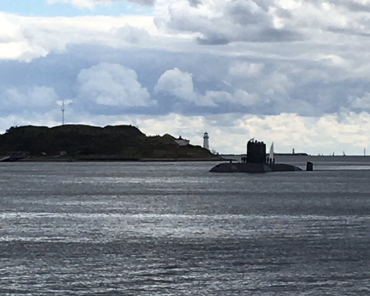 WarshipCam's tweet photo. HMCS Windsor (SSK 877) Victoria-class diesel-electric submarine coming into Halifax, Nova Scotia - October 2, 2021 #hmcswindsor #ssk877

* photo posted by @dustykeleher https://t.co/94CrVkaAwQ