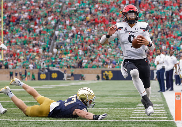 LanceMcAlister's tweet photo. The Dez Drive:
ND had scored to cut to 
17-13....8:20 left. 
UC goes 8 plays/80 yards
Overcoming false start 
3 for 3 passing
2nd &amp; 9 36 yard dime to Taylor 
Ford 11 yard run
Dez 6 yard TD run... 
Ballgame. #Bearcats https://t.co/voQwKE1vfP