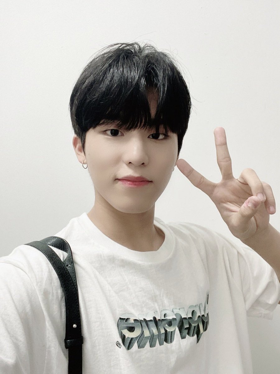 walwrites_'s tweet photo. Randomly scrolling thru pinterest and saw this fanart...... and the fits 😳 hajeongwoo first came to mind. https://t.co/z2RPNriUQE