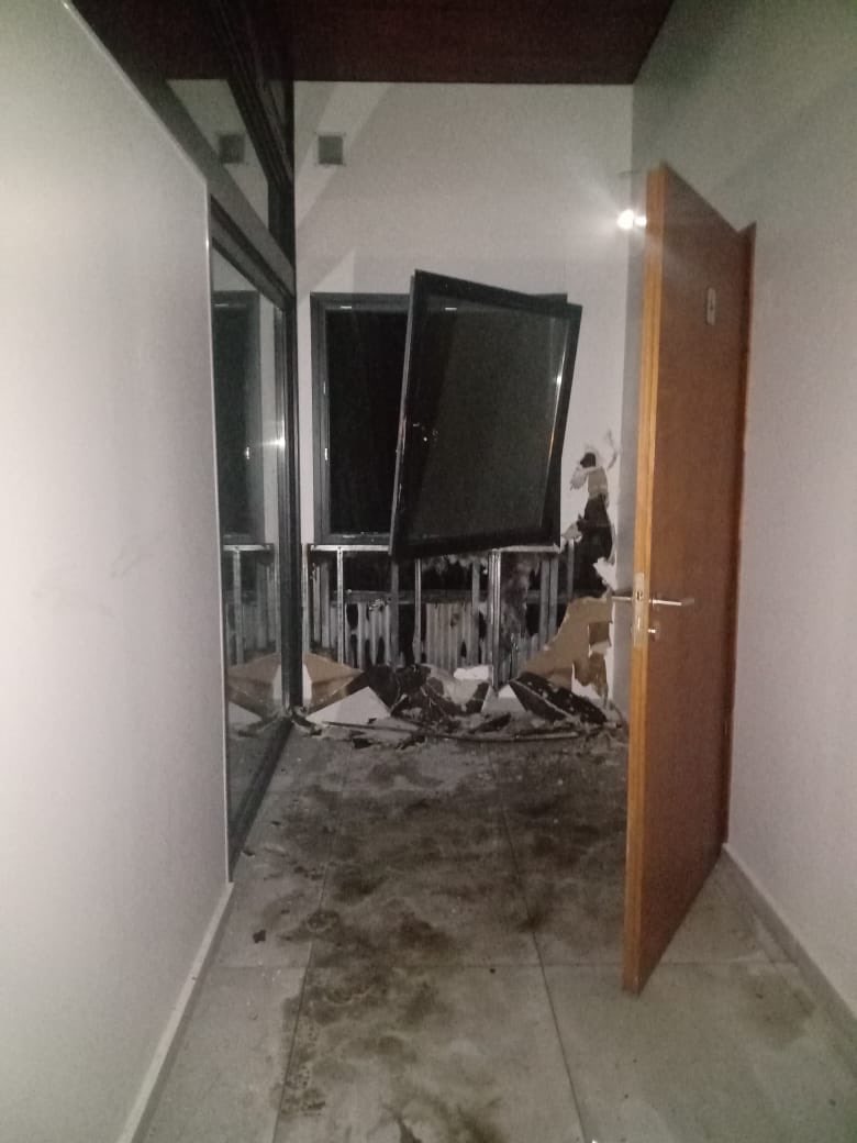 florenciarietto's tweet image. Así quedó la Oficina de Turismo de El Bolsón después del incendio intencional de anoche, nadie frena a la delincuencia usurpadora que está incendiando y destruyendo nuestra comarca andina.