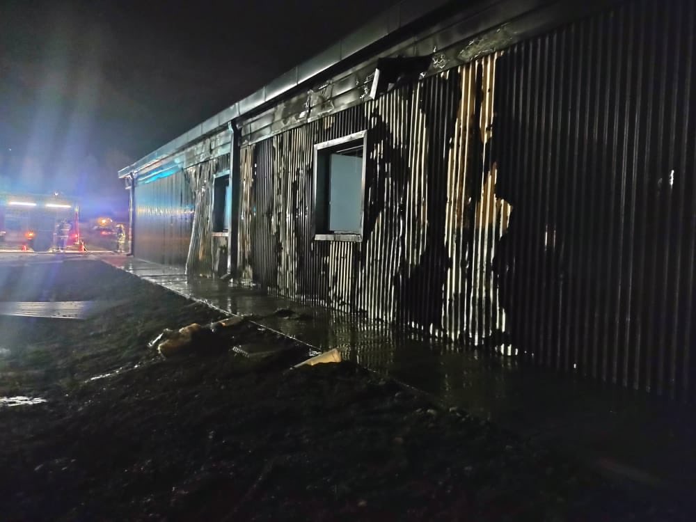 florenciarietto's tweet image. Así quedó la Oficina de Turismo de El Bolsón después del incendio intencional de anoche, nadie frena a la delincuencia usurpadora que está incendiando y destruyendo nuestra comarca andina.