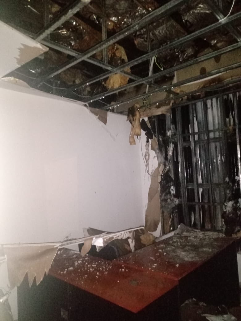 florenciarietto's tweet image. Así quedó la Oficina de Turismo de El Bolsón después del incendio intencional de anoche, nadie frena a la delincuencia usurpadora que está incendiando y destruyendo nuestra comarca andina.