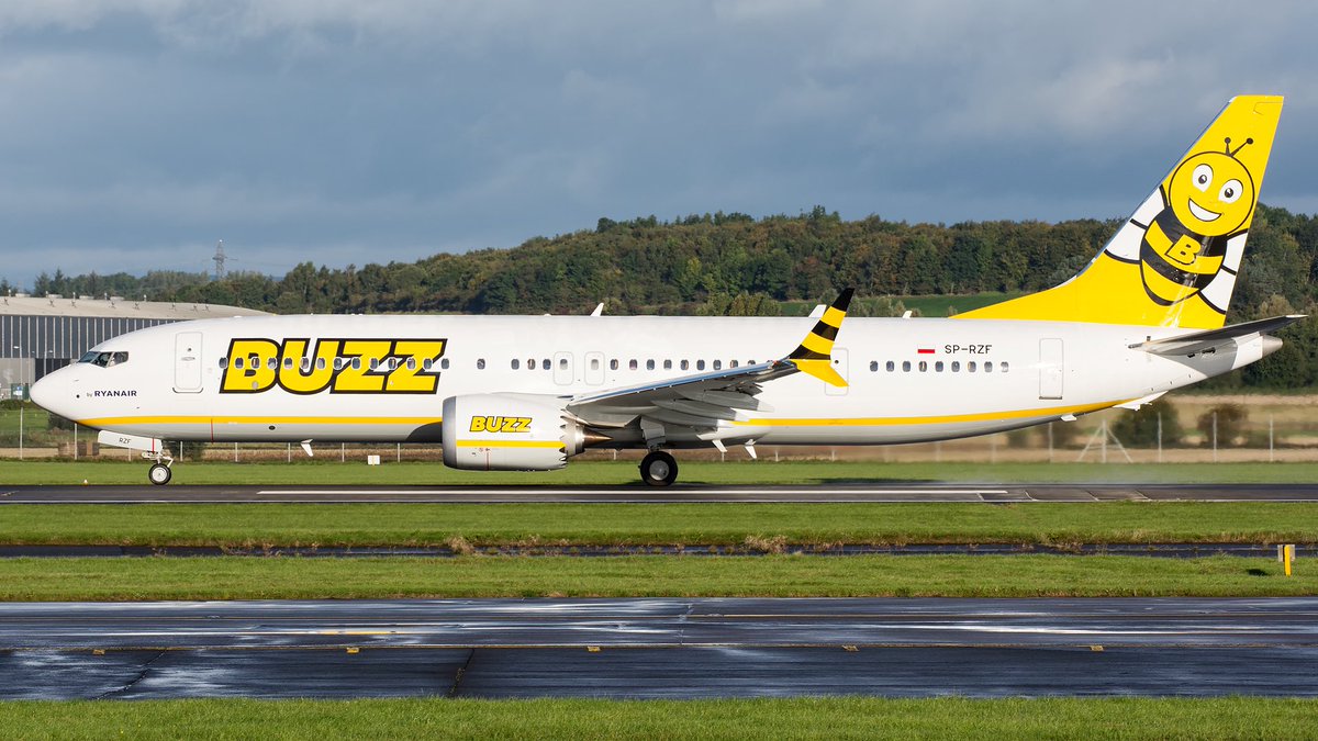 KM_Aviation's tweet photo. This morning’s Krakow flight to @GLA_Airport was operated by a @BuzzAirOfficial 737-8-200 MAX SP-RZF. Nice to see something different to the standard Ryanair colours! #Avgeek #Avpix #Aviation #Photo #Photography #Planespotting #BuzzAir #Boeing #B737MAX https://t.co/0awZMp3vTO