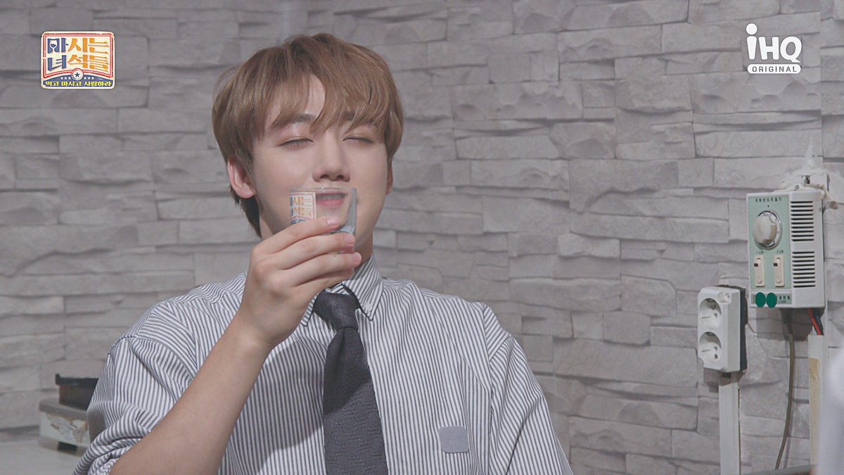 with_ihq's tweet photo. #마시는녀석들

혼자 보기 아까워서 공유합니다. 

언제나 술에 진심인 편인 규현과 
당신의 눈동자에 건배★ 잔든 준ㅋㅋㅋ

10시 30분 iHQ로 
오시는 거 잊지마세요😘

#장준 #규현 #장동민 #이종혁 https://t.co/XVhO2nZd0m