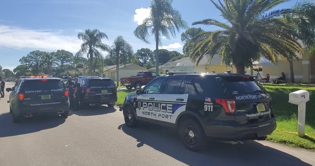 JLRINVESTIGATES's tweet image. 3 North Port Police Cruisers parked outside the home of Brian Laundrie. 
#gabbypetitio #gabriellepetito