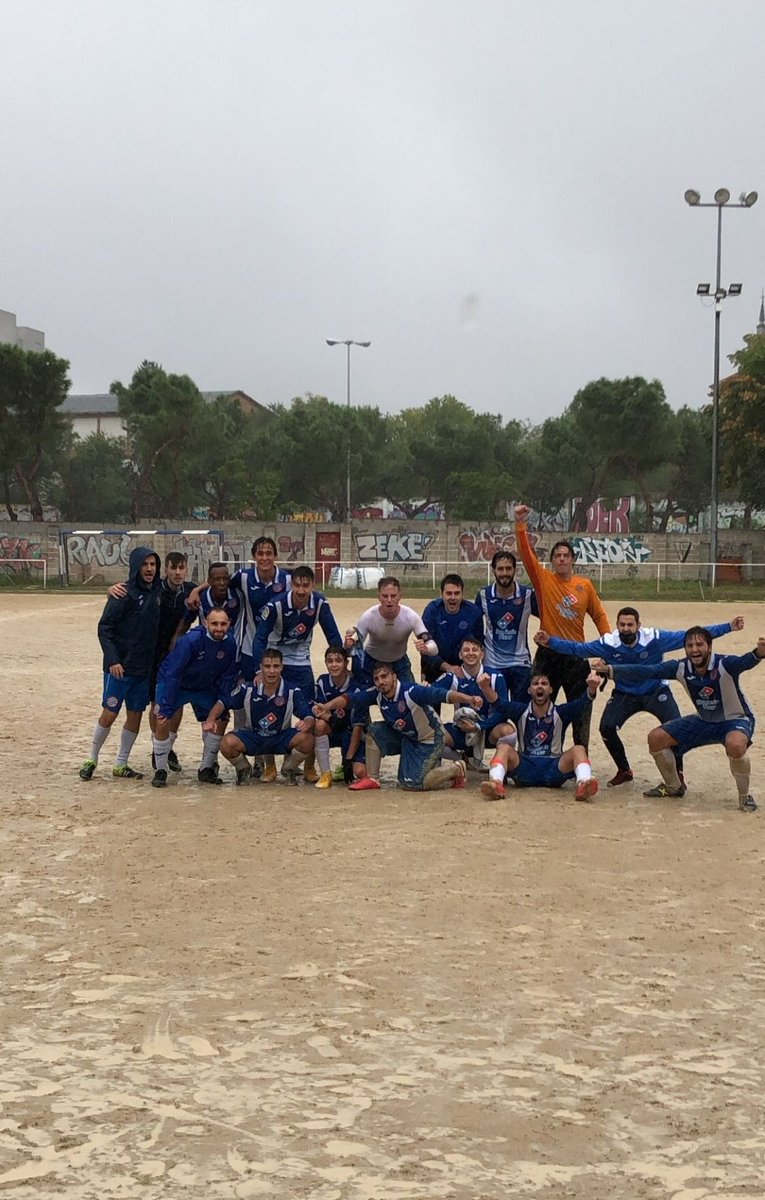 ¡Los tres puntos se quedan en casa!
Enorme trabajo del Senior que consiguió hacerse con la victoria 🆚 <a href="/CFuentelarreyna/">Club Fuentelarreyna</a> .
Goles de Guille, Alberto y Xavi.
¡A seguir trabajando! ✌️⚽