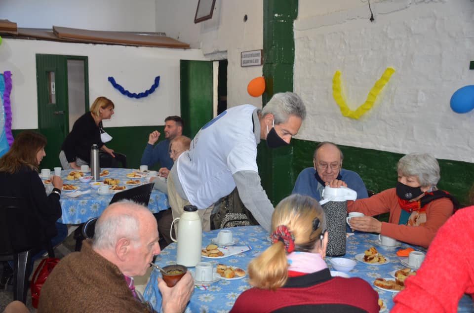 fudeso2's tweet photo. Marcela Pastore y voluntarixs de Fudeso  recibieron con una merienda   centros de jubiladxs y pensionadxs del barrio de Los Hornos,  
@MarcelaPastore
@EmanuelPolo
@CentrodeFomentoUnidosLosHornos
@ClubAbuelodeLosHornos
@CentroAmoryAmistad
@CentroNuevoAmanecer
@VivirconAlegria https://t.co/2AmhBJbED0