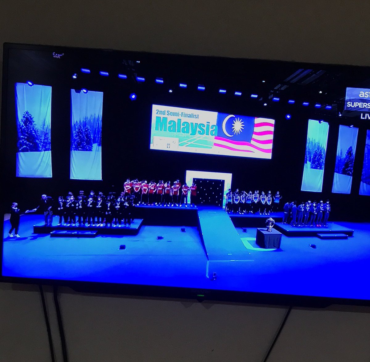Fatinzzs's tweet photo. INI LAH BARISAN KITA 🇲🇾🇲🇾🇲🇾 TAHNIAH SEMUA ❤️❤️❤️ PROUD!! 

 #SudirmanCup2021 https://t.co/fAIILvnrep