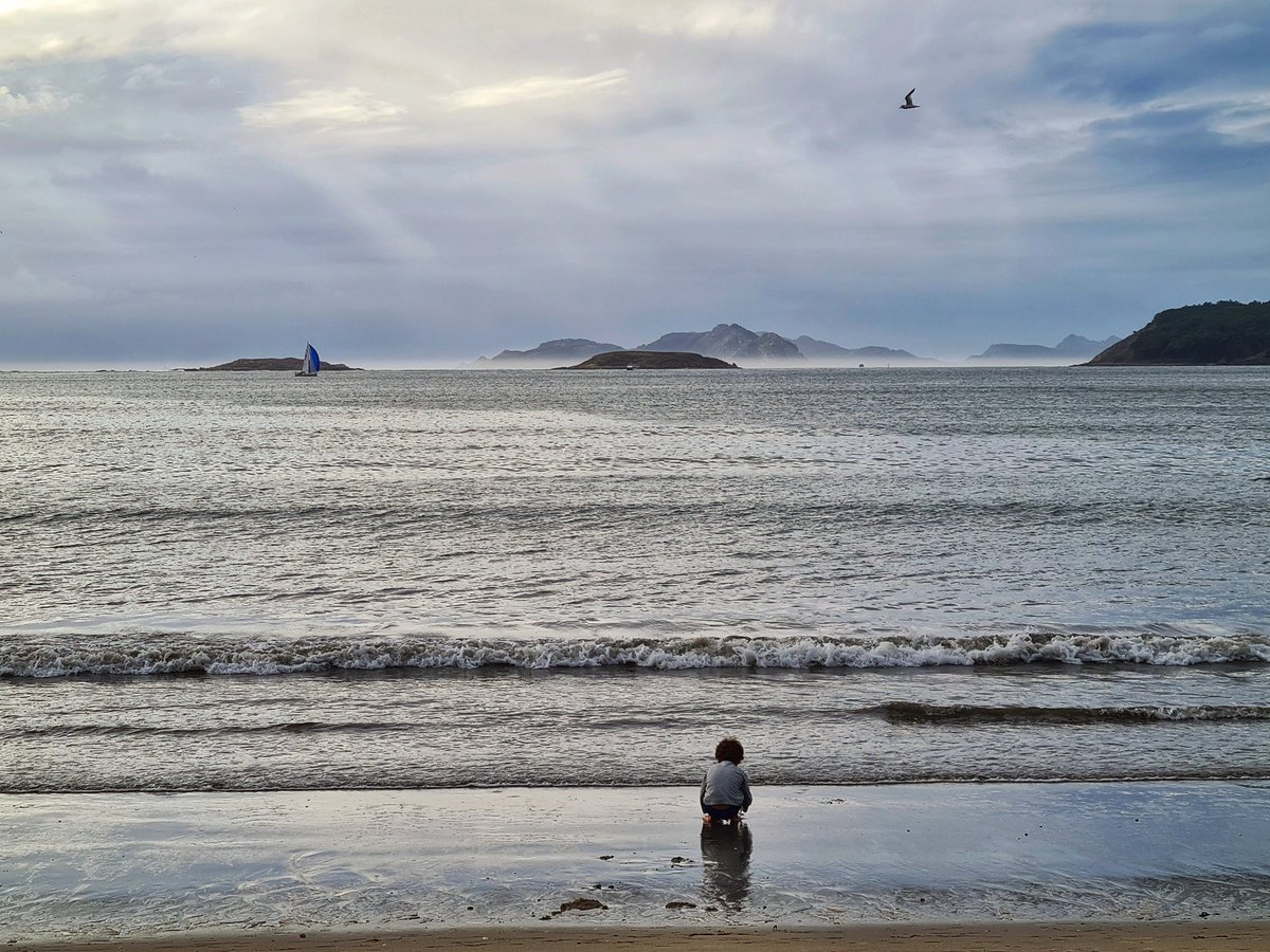 j_cubo's tweet photo. Tarde de #agosto de este pasado #verano con las #IslasCíes al fondo desde #Playa #Ladeira en #Baiona , #Galicia. https://t.co/967RBD940x