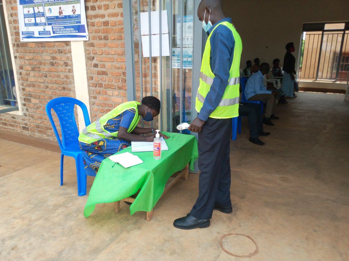 Nduba_Sector's tweet photo. Gukurikirana ishyirwa mu bikorwa ry'Amabwiriza y'Isuku n'ayo kwirinda COVID-19 n'inzira yo gukangurira Abatuye ba #Nduba kwimakaza UBUDASA MU GUHANGANA N'IKWIRAKWIRA RYA COVID-19:"Operation One Stop"
Hagenzuwe #Insengero n'Utubari
@Gasabo_District @CityofKigali @Rwandapolice https://t.co/GeUs8T0W0O