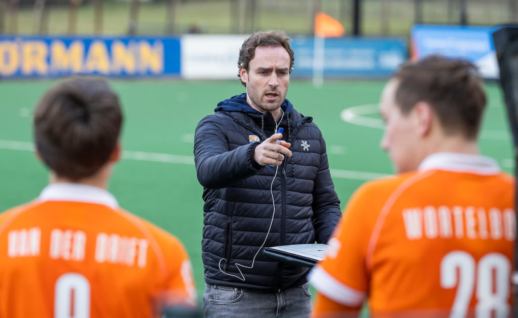 De mannen van @hcbloemendaal hebben tegen Hurley (2-1 zege) een clubrecord geëvenaard 👏

Huidige reeks
2️⃣4️⃣ thuisduels zonder verlies (W21 G3)
𝚟𝚊𝚗𝚊𝚏 𝟹𝟷 𝚖𝚛𝚝 𝟸𝟶𝟷𝟿

Vorige reeks
2️⃣4️⃣ thuisduels zonder verlies (W21 G3)
𝟷𝟼 𝚗𝚘𝚟 𝟷𝟿𝟾𝟼 - 𝟸𝟼 𝚏𝚎𝚋 𝟷𝟿𝟾𝟿