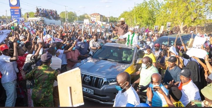 _Yanoh's tweet photo. Garissa loves Baba @RailaOdinga and Baba loves them right back in equal measure. The message is that of #OneLove. Baba will FIX and protect the pastoralists and ensure  droughts don't affect their main source of income. #AzimioLaUmoja https://t.co/ixMfLrkh8o