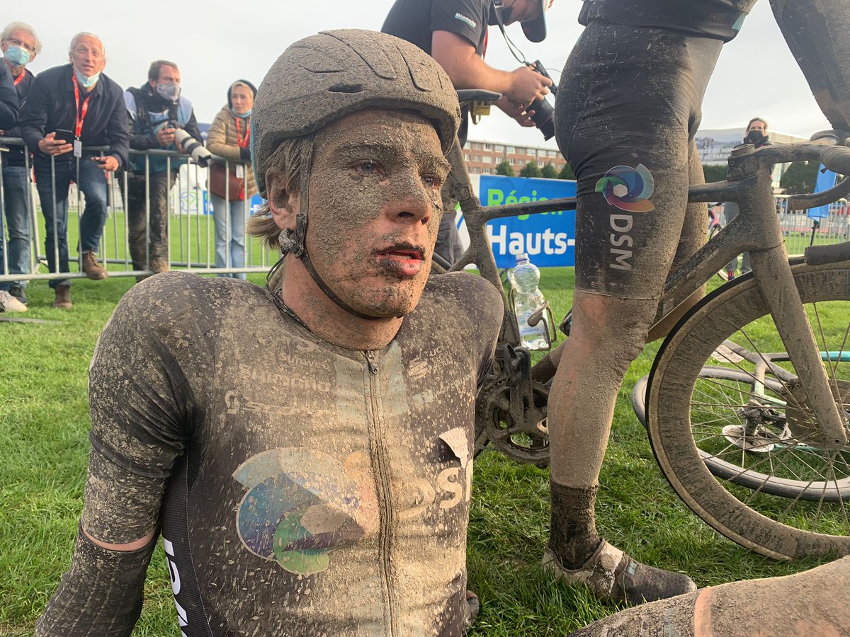 picnicpostnl's tweet photo. A Sunday in Hell* 😈
*Although @ceesbol1995 seems to be still smiling!
#KeepChallenging #ParisRoubaix https://t.co/CekVcttRtu
